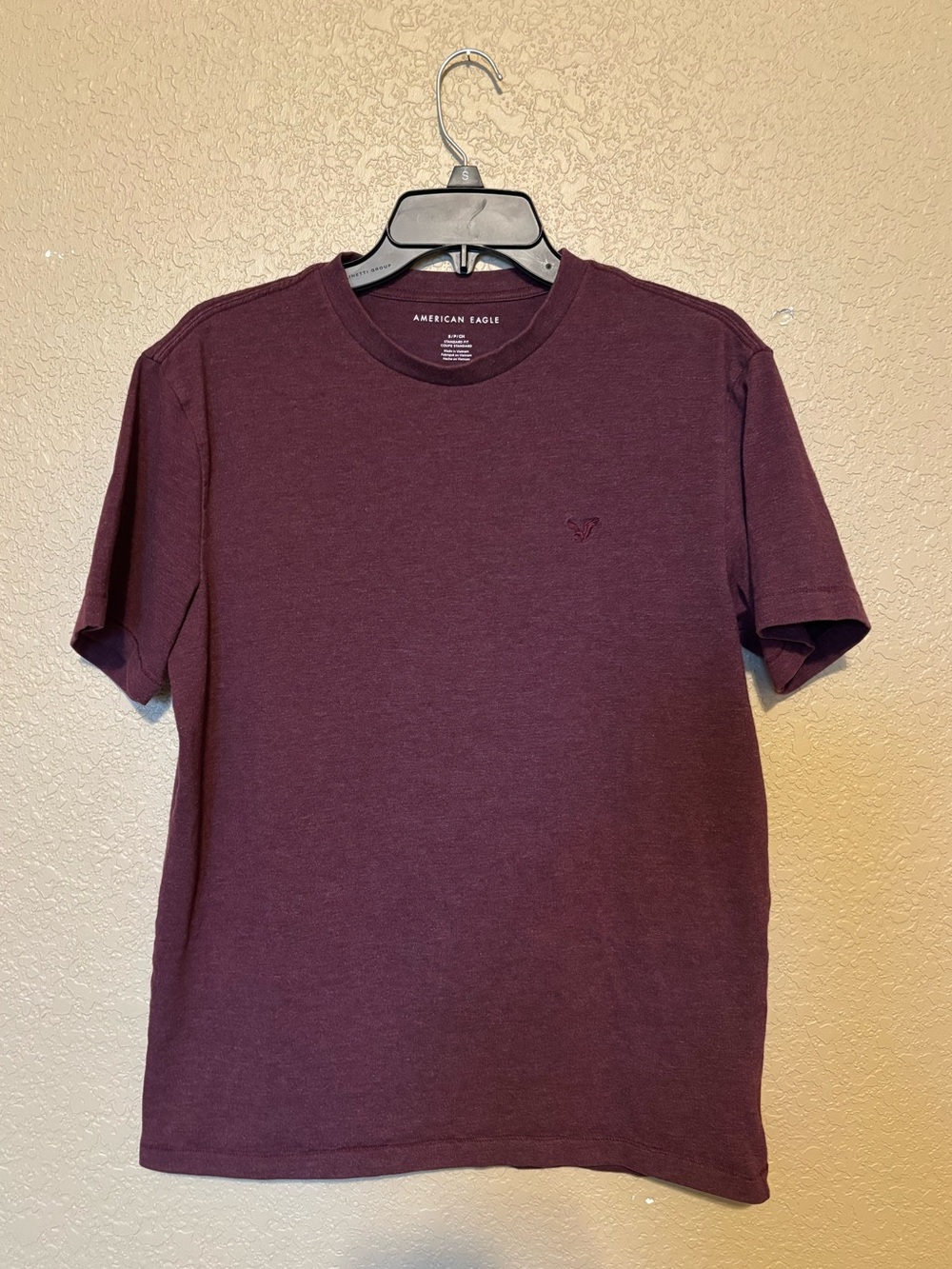American Eagle Outfitters Short-Sleeve Crew Tee in Burgundy